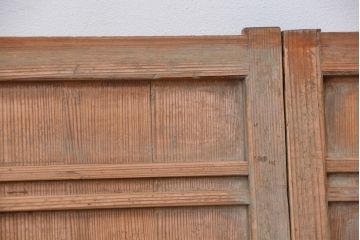 使い込まれた小さな引き戸4枚