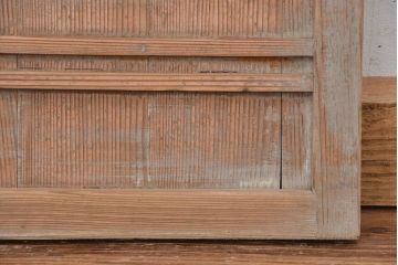 使い込まれた小さな引き戸4枚