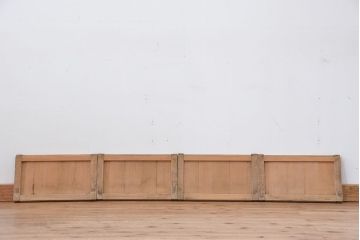 使い込まれた小さな引き戸4枚