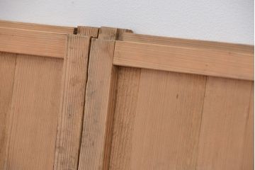 使い込まれた小さな引き戸4枚