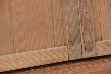 使い込まれた小さな引き戸4枚