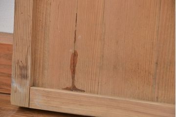 使い込まれた小さな引き戸4枚