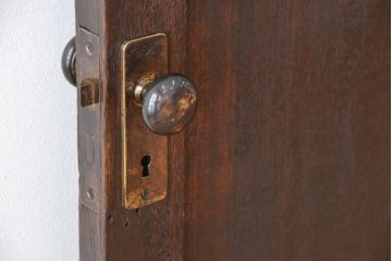 アンティーク　古い木のレトロでシンプルなドア(扉)?