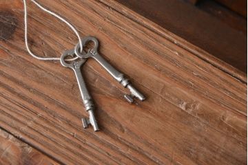 アンティーク　古い木のレトロでシンプルなドア(扉)?