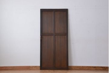 アンティーク　古い木のレトロでシンプルなドア(扉)