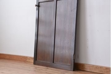 アンティーク　古い木のレトロでシンプルなドア(扉)