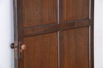 アンティーク　古い木のレトロでシンプルなドア(扉)