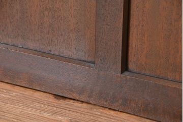 アンティーク　古い木のレトロでシンプルなドア(扉)
