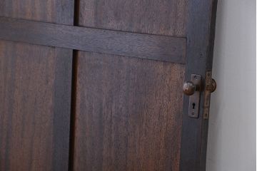 アンティーク　古い木のレトロでシンプルなドア(扉)