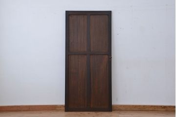 アンティーク　古い木のレトロでシンプルなドア(扉)