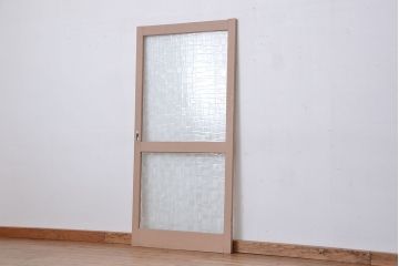 ペンキの剥げたレトロなガラス引き戸(ガラス戸、建具)