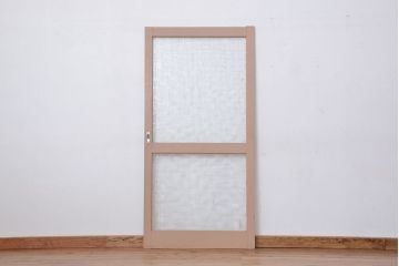 ペンキの剥げたレトロなガラス引き戸(ガラス戸、建具)