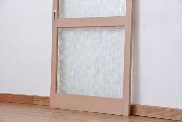 ペンキの剥げたレトロなガラス引き戸(ガラス戸、建具)