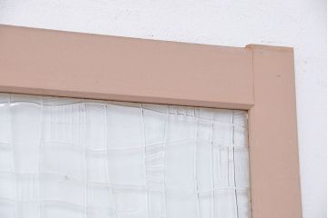 ペンキの剥げたレトロなガラス引き戸(ガラス戸、建具)