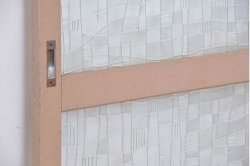 ペンキの剥げたレトロなガラス引き戸(ガラス戸、建具)