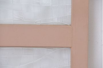 ペンキの剥げたレトロなガラス引き戸(ガラス戸、建具)