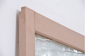ペンキの剥げたレトロなガラス引き戸(ガラス戸、建具)