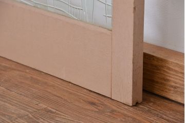 ペンキの剥げたレトロなガラス引き戸(ガラス戸、建具)
