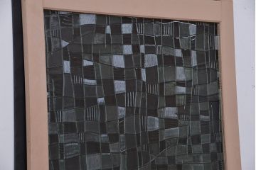 ペンキの剥げたレトロなガラス引き戸(ガラス戸、建具)