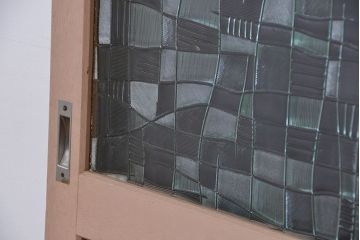 ペンキの剥げたレトロなガラス引き戸(ガラス戸、建具)