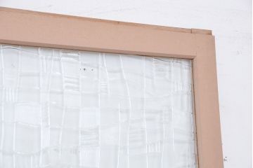 ペンキの剥げたレトロなガラス引き戸(ガラス戸、建具)