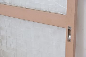 ペンキの剥げたレトロなガラス引き戸(ガラス戸、建具)