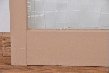 ペンキの剥げたレトロなガラス引き戸(ガラス戸、建具)
