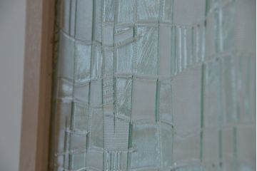 ペンキの剥げたレトロなガラス引き戸(ガラス戸、建具)