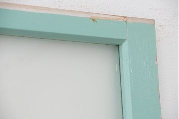 昭和レトロ　ペンキの剥げた古いガラス戸1枚(引き戸)