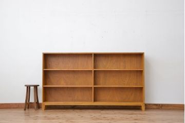レトロ家具　昭和レトロ　古いナラ材の脚付き横長本棚(飾り棚、ブックシェルフ)