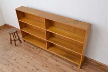 レトロ家具　昭和レトロ　古いナラ材の脚付き横長本棚(飾り棚、ブックシェルフ)