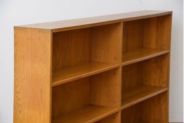 レトロ家具　昭和レトロ　古いナラ材の脚付き横長本棚(飾り棚、ブックシェルフ)