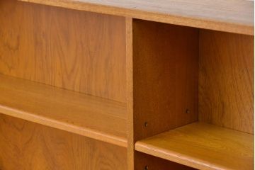 レトロ家具　昭和レトロ　古いナラ材の脚付き横長本棚(飾り棚、ブックシェルフ)