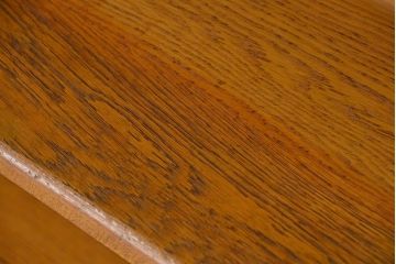 レトロ家具　昭和レトロ　古いナラ材の脚付き横長本棚(飾り棚、ブックシェルフ)