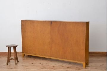 レトロ家具　昭和レトロ　古いナラ材の脚付き横長本棚(飾り棚、ブックシェルフ)