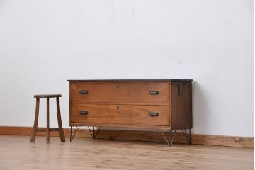 アンティーク家具　アンティーク　鉄脚付きワイドローチェスト(ローボード、タンス、箪笥)