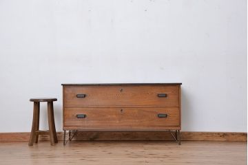 アンティーク家具　アンティーク　鉄脚付きワイドローチェスト(ローボード、タンス、箪笥)