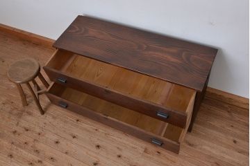 レトロ家具　★昭和レトロ　古い木の脚付きワイドローボード(ローチェスト、タンス、箪笥)