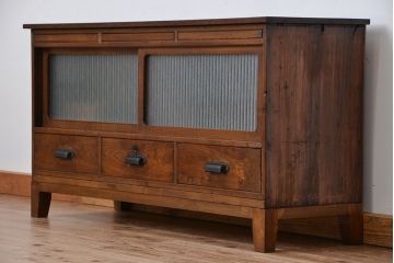 アンティーク家具　アンティーク　古い木の脚付き銀モールガラスローボード(収納棚)