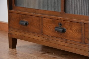 アンティーク家具　アンティーク　古い木の脚付き銀モールガラスローボード(収納棚)