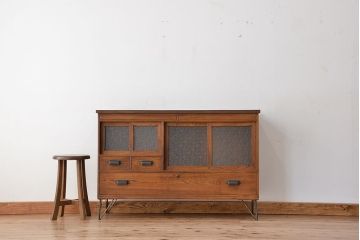 アンティーク家具　アンティーク　ダイヤガラスの鉄脚付きローボード(収納棚)
