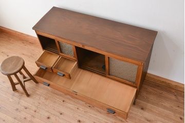 アンティーク家具　アンティーク　ダイヤガラスの鉄脚付きローボード(収納棚)