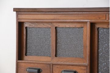 アンティーク家具　アンティーク　ダイヤガラスの鉄脚付きローボード(収納棚)