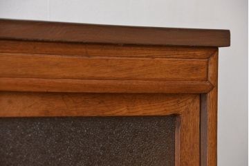 アンティーク家具　アンティーク　ダイヤガラスの鉄脚付きローボード(収納棚)