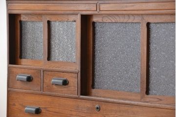アンティーク家具　アンティーク　ダイヤガラスの鉄脚付きローボード(収納棚)