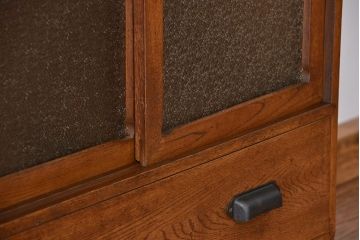 アンティーク家具　アンティーク　ダイヤガラスの鉄脚付きローボード(収納棚)