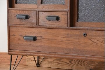 アンティーク家具　アンティーク　ダイヤガラスの鉄脚付きローボード(収納棚)