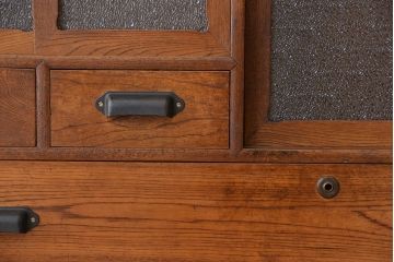 アンティーク家具　アンティーク　ダイヤガラスの鉄脚付きローボード(収納棚)