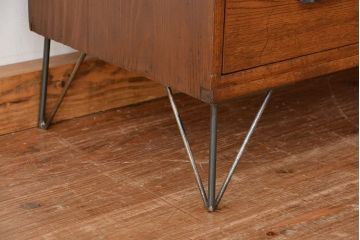 アンティーク家具　アンティーク　ダイヤガラスの鉄脚付きローボード(収納棚)