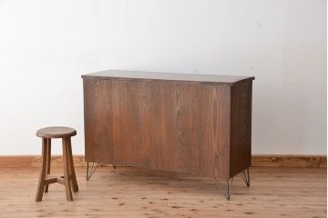 アンティーク家具　アンティーク　ダイヤガラスの鉄脚付きローボード(収納棚)
